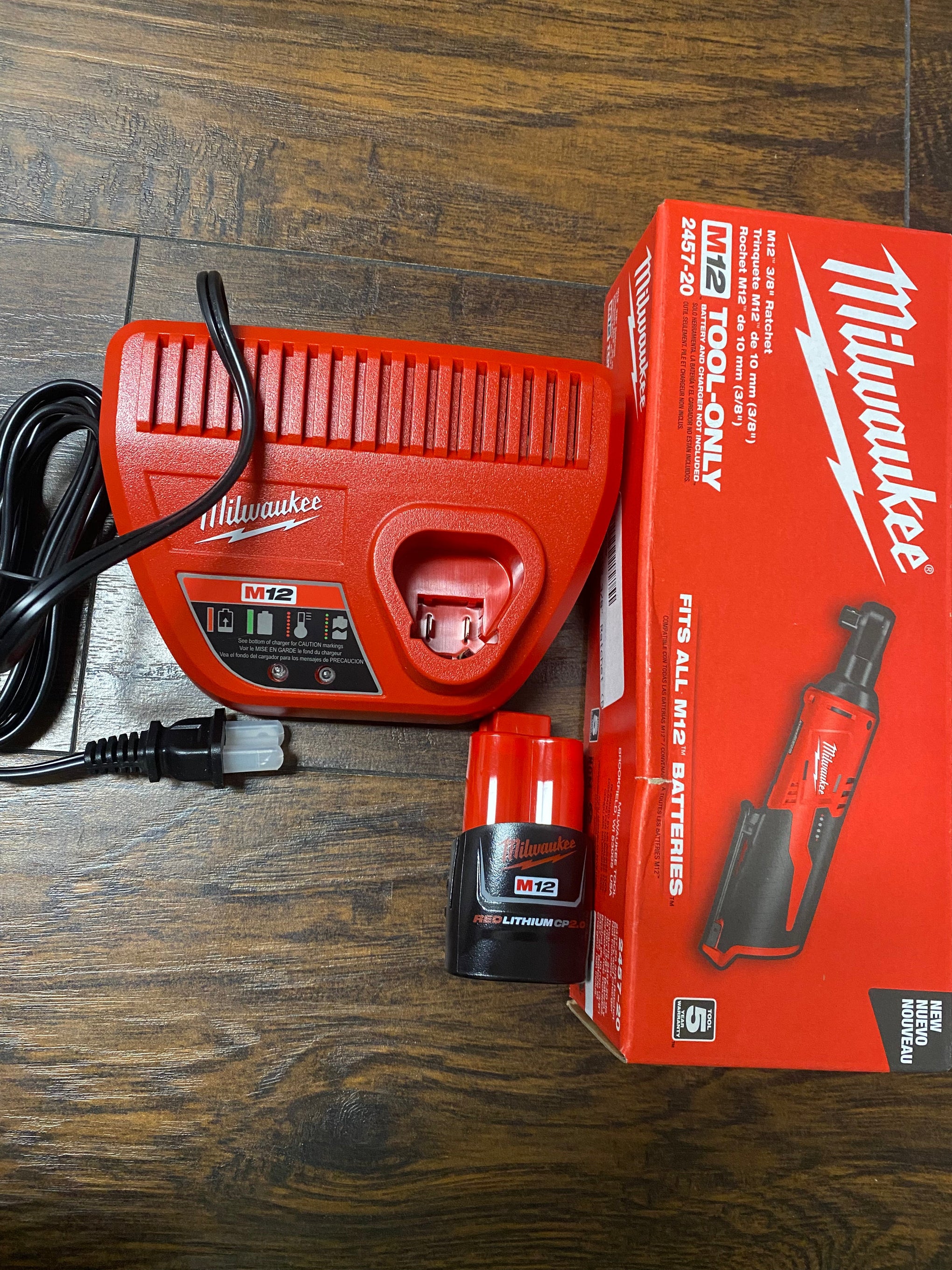 Milwaukee M12 Rachet 3/8 kit, Battery CP 2.0 and M12 chargee